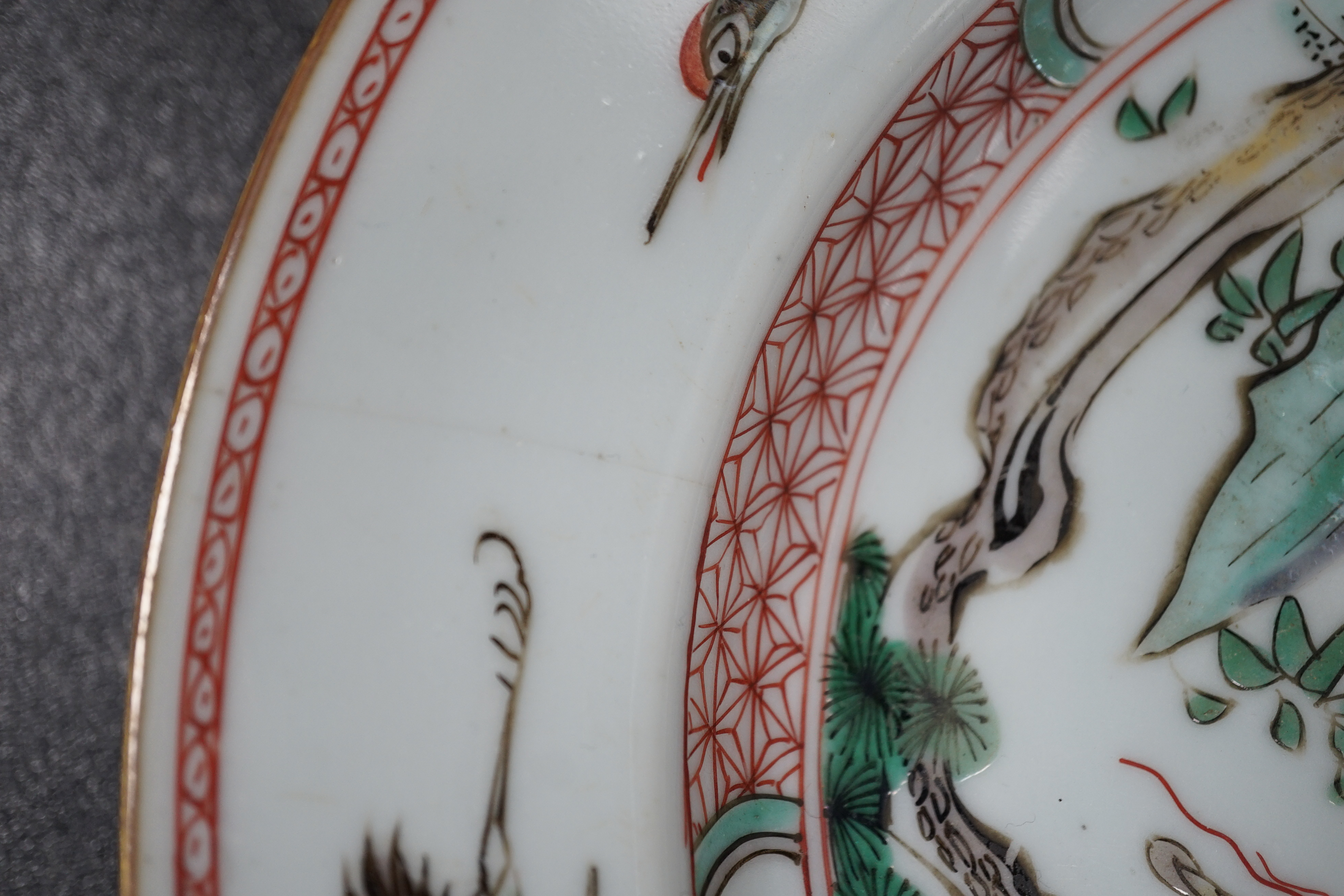 A Chinese famille verte ‘deer and crane’ dish and four matching plates, Kangxi period